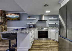 Newly Renovated 5 Star Condo, Pool, Gorgeous View